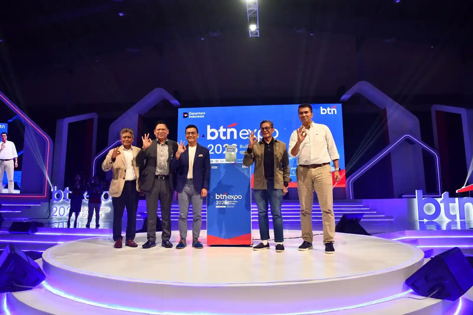 BTN Expo 2026 resmi dibuka sebagai panggung transformasi PT Bank Tabungan Negara (Persero) Tbk menuju bank modern berbasis ekosistem terintegrasi. Tak hanya menghadirkan pameran properti, ajang ini juga memadukan peluang bisnis, gaya hidup, rekrutmen talenta muda, dukungan UMKM, hingga hiburan musik, sekaligus menegaskan komitmen BTN pada keberlanjutan dan inovasi di sektor perumahan nasional. (Foto: Dok MI/BTN)