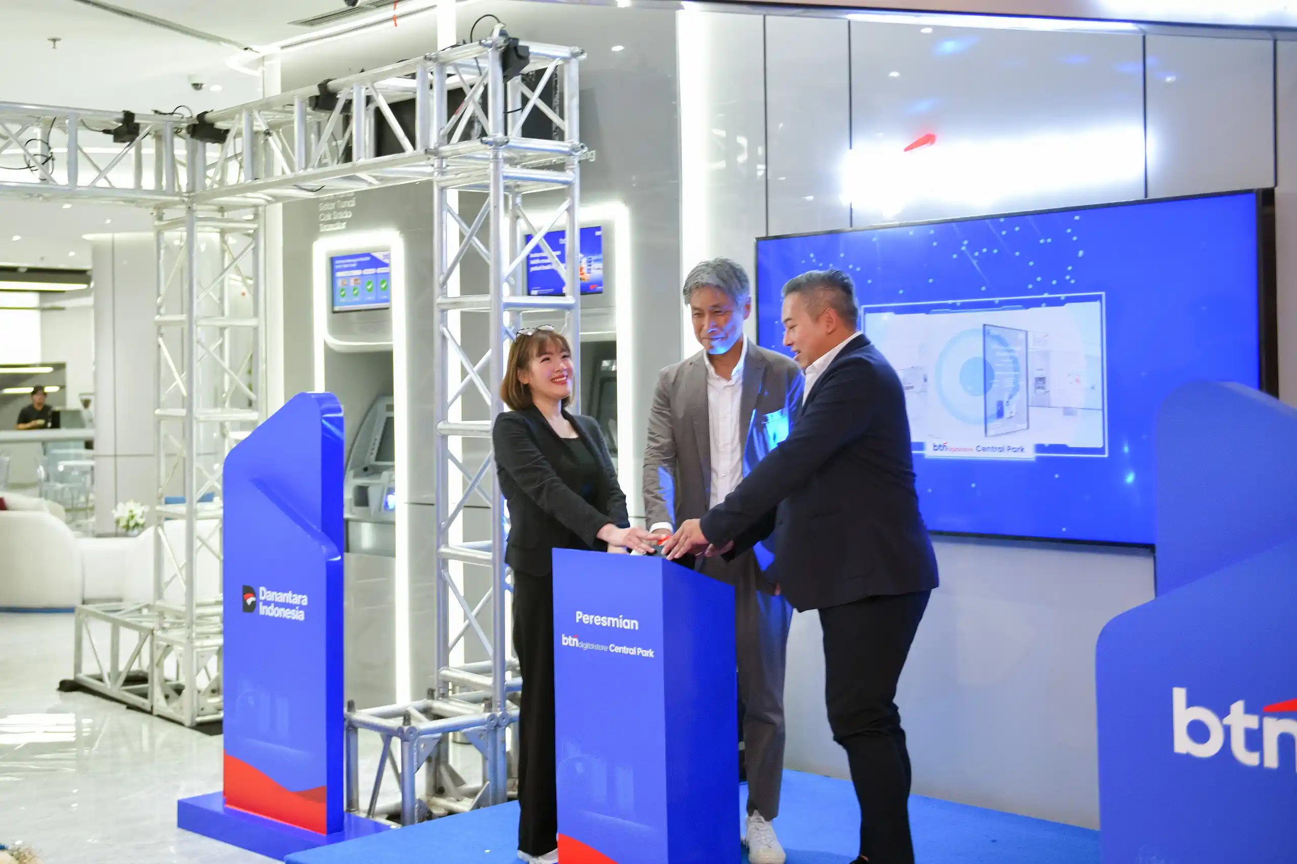 PT Bank Tabungan Negara (Persero) Tbk (BTN) meresmikan BTN Digital Store terbaru di Central Park, Jakarta, bertepatan dengan HUT ke-76 perseroan. Gerai berkonsep paperless, seamless, dan self-service ini memungkinkan pembukaan rekening kurang dari lima menit serta penggantian kartu kurang dari dua menit. Langkah ini menjadi bagian dari strategi BTN menghadirkan 100 Digital Store hingga 2027 guna memperluas akses layanan perbankan digital dan menjangkau generasi milenial serta Gen Z. (Foto: Dok MI/Aswan)