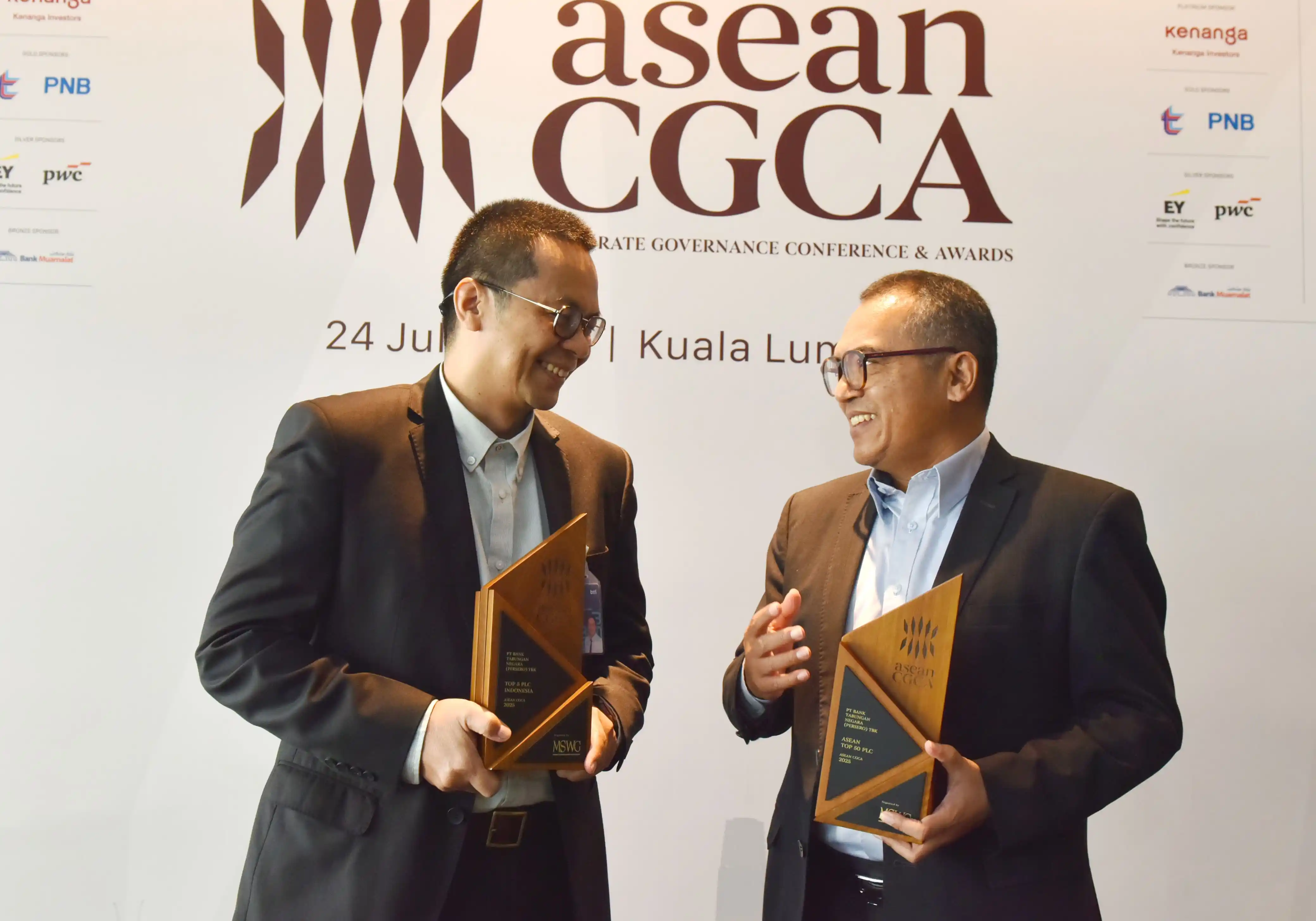 Direktur Human Capital and Compliance PT Bank Tabungan Negara (Persero) Tbk, Eko Waluyo (kiri), dan Kepala Divisi Compliance and Governance BTN, Hasta Nugraha Utomo (kanan), menerima dua penghargaan dari Corporate Governance Expert ASEAN Corporate Governance Scorecard sekaligus Senior Partner RSM Indonesia, Angela Simatupang (tengah), dalam ajang ASEAN Corporate Governance Awards (ACGA) 2025 di Kuala Lumpur, Rabu (24/7/2025). [Foto: Doc. BTN]