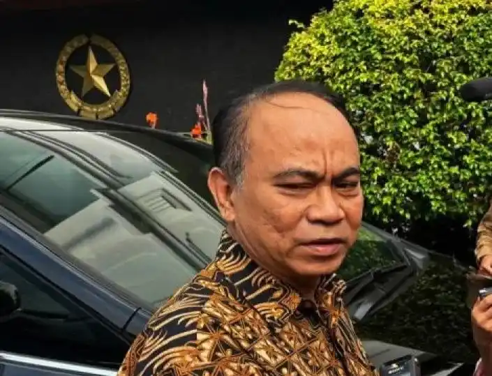 Budi Arie Setiadi memberikan keterangan kepada wartawan di Istana Kepresidenan Jakarta, Senin (24/6/2024).