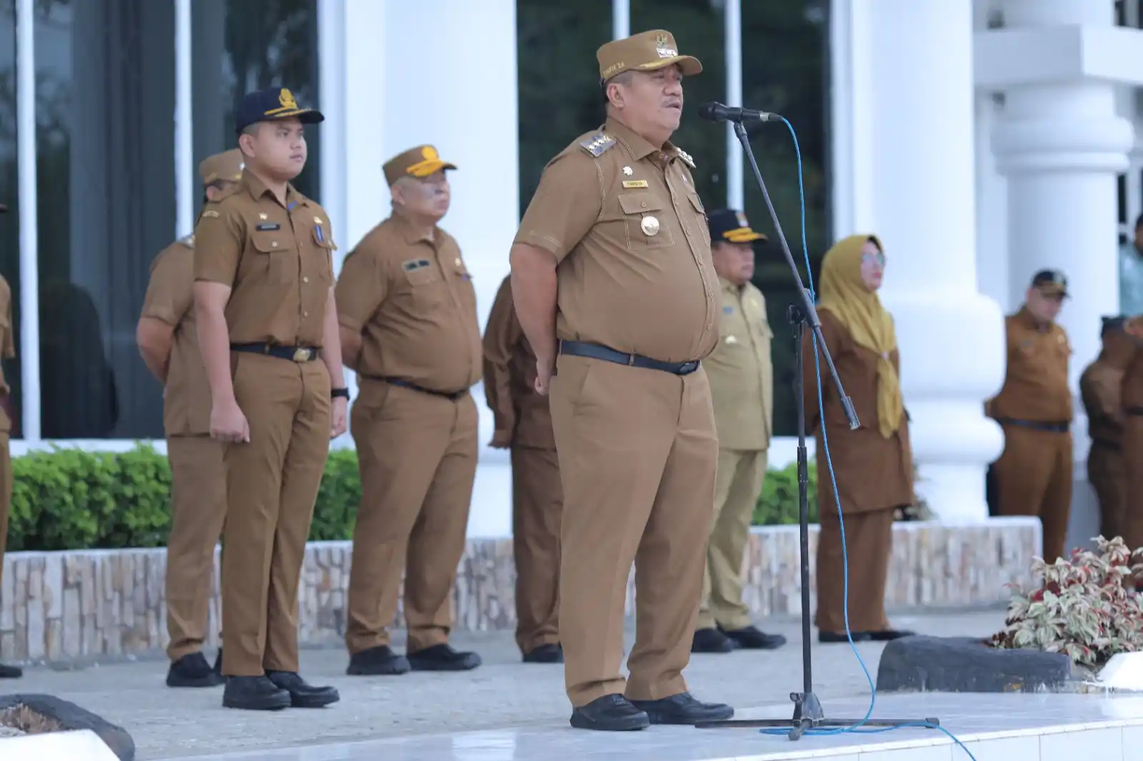 Bupati Asahan Taufik Zainal Abidin Siregar saat memimpin Apel Hari Pertama Masuk Kerja Usai Lebaran di Halaman Kantor Bupati Asahan, Selasa (08/04/2025) (Foto: Dok MI)