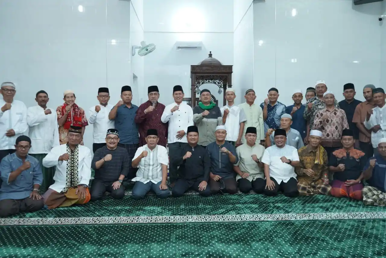 Bupati Asahan Taufik Zainal Abidin Siregar, mengunjungi Masjid Baiturahman Desa Perkebunan Sei Balai Kecamatan Meranti, Selasa (11/03/2025) malam (Foto: Ist)
