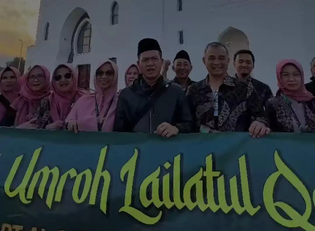 Bupati Bandung, Dadang Supriatna saat sedang melaksanakan ibadah umroh bersama keluarga. (Foto: Tangkapan layar)
