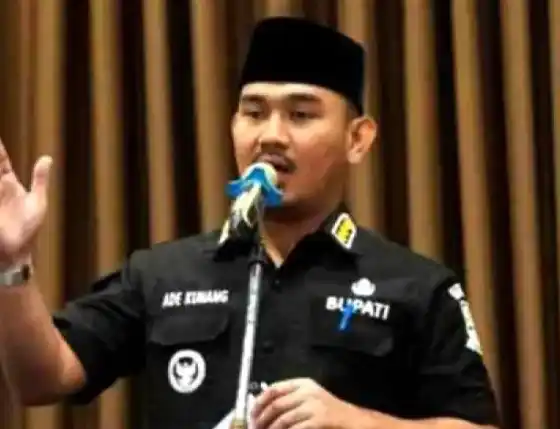 Bupati Bekasi Ade Kuswara Kunang saat menghadiri rapat koordinasi bersama manajemen PT. Jababeka Infrastruktur di Jababeka Golf and Country Club, Kecamatan Cikarang Timur