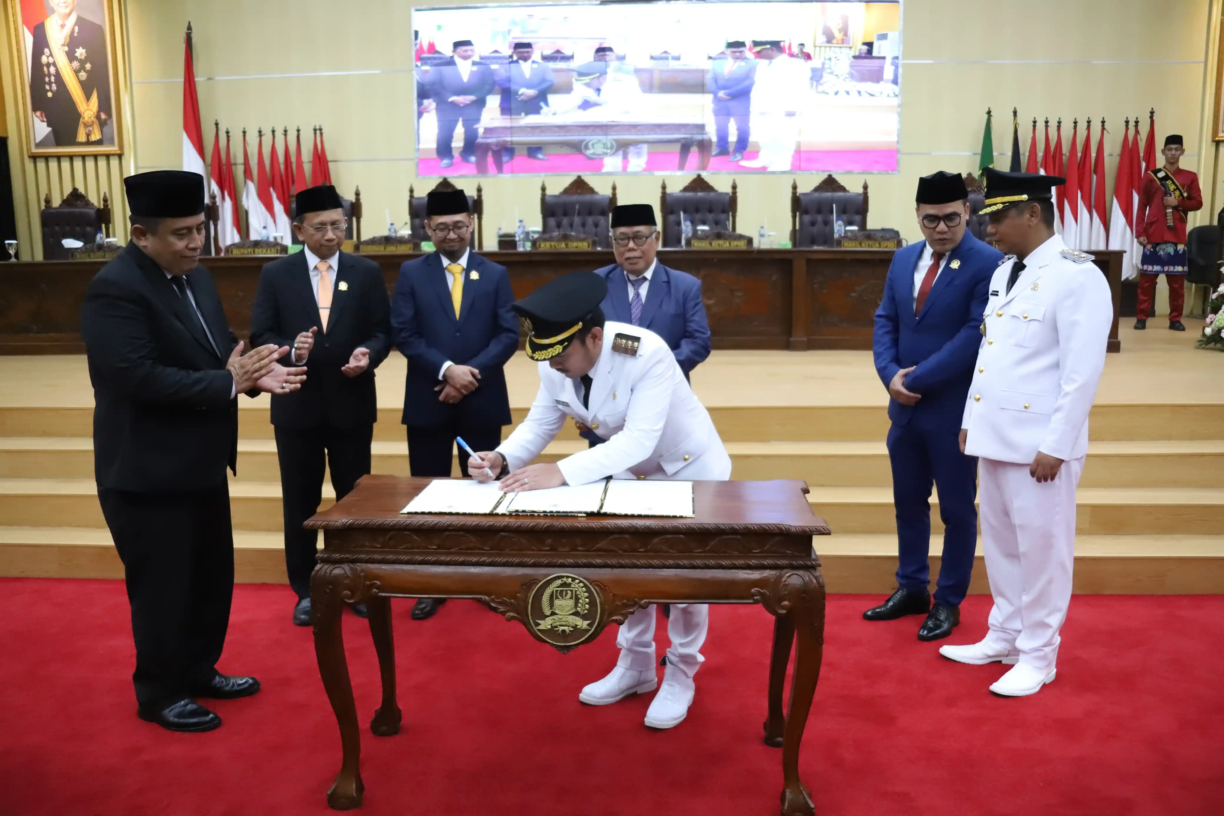 Bupati Bekasi, Ade Kuswara Kunang, bersama Wakil Bupati Asep Surya Atmaja menetapkan program prioritas 100 hari kerja yang telah disinkronkan dengan perangkat daerah dan kecamatan.