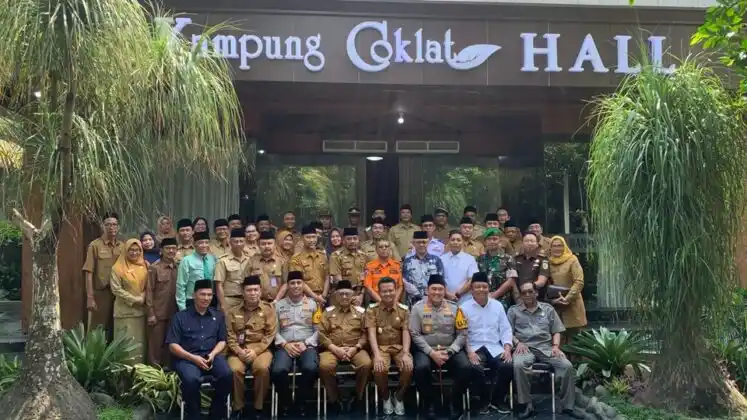 Bupati Blitar Rijanto bersama Wakil Bupati Beky Herdiansyah bersama jajaran Forkopimda serta Kepala OPD saat foto bersama di Wisata Edukasi Kampung Coklat (Foto: Dok MI/JK)
