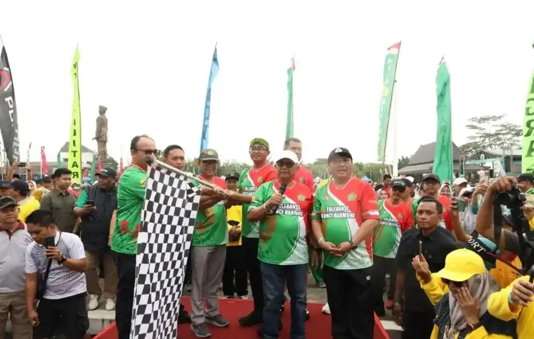 Bupati Blitar Rijanto saat memberikan sambutan sebelum pemberangkatan peserta jalan sehat (Foto: Dok/Kmf/MI)