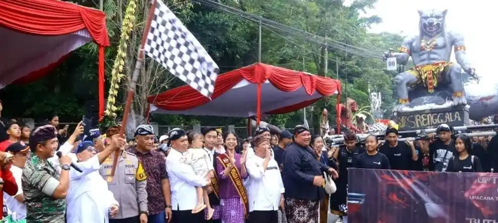 Bupati Blitar Rijanto bersama jajaran Forkopimda saat memberatkan peserta Parade Ogoh-ogoh (Foto: Dok MI/JK)
