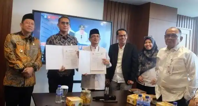 Bupati Muaro Jambi dan Rektor Universitas Jambi memperlihatkan dokumen kerja sama yang telah ditandatangani sebagai simbol dimulainya sinergi strategis kedua lembaga (Foto: Dok/MI)