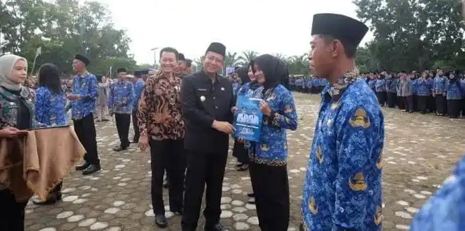 Bupati Muaro Jambi didampingi Wakil Bupati saat menyerahkan SK kepada perwakilan PPPK yang baru dilantik (Foto: Dok/MI)