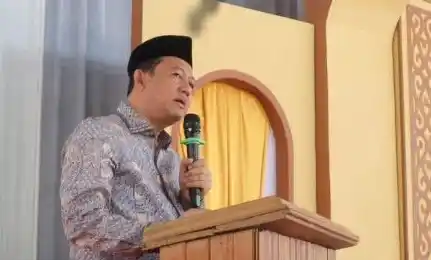 Bupati Muaro Jambi, Bambang Bayu Suseno, saat menyampaikan sambutan dalam acara Haflah Ikhtitam dan Khatmil Qur’an Santri Angkatan XI di Pondok Pesantren Daarul At-Tauhid, Kecamatan Kumpeh, Minggu (29/6/2025).
