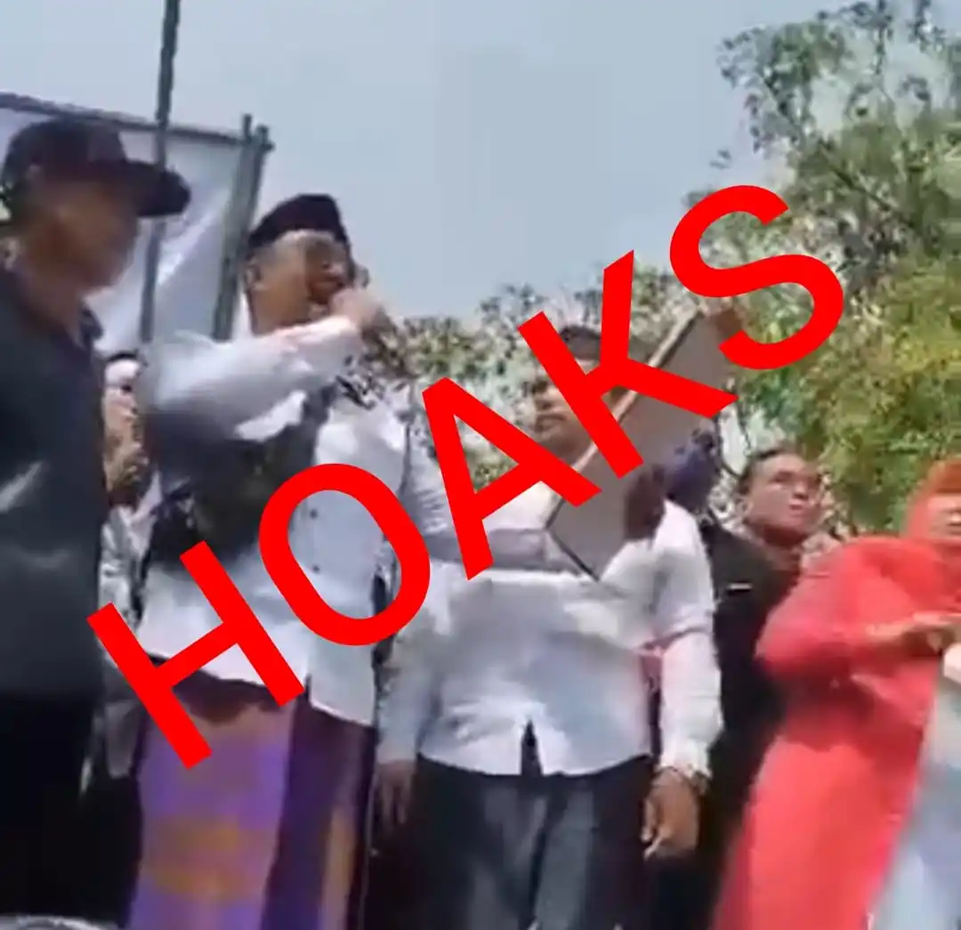 Seorang pendemo menggenakan peci hitam, pakaian putih, dan mengenakan sarung ungu. Lalu dia membacakan sebuah surat dalam orasinya (Foto: Dok MI)