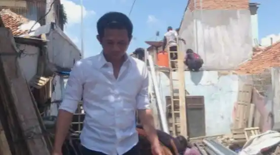 Bupati Purwakarta Saepul Bahri Binjen saat meninjau rumah yang Ambruk  (Foto: Istimewa/MI)