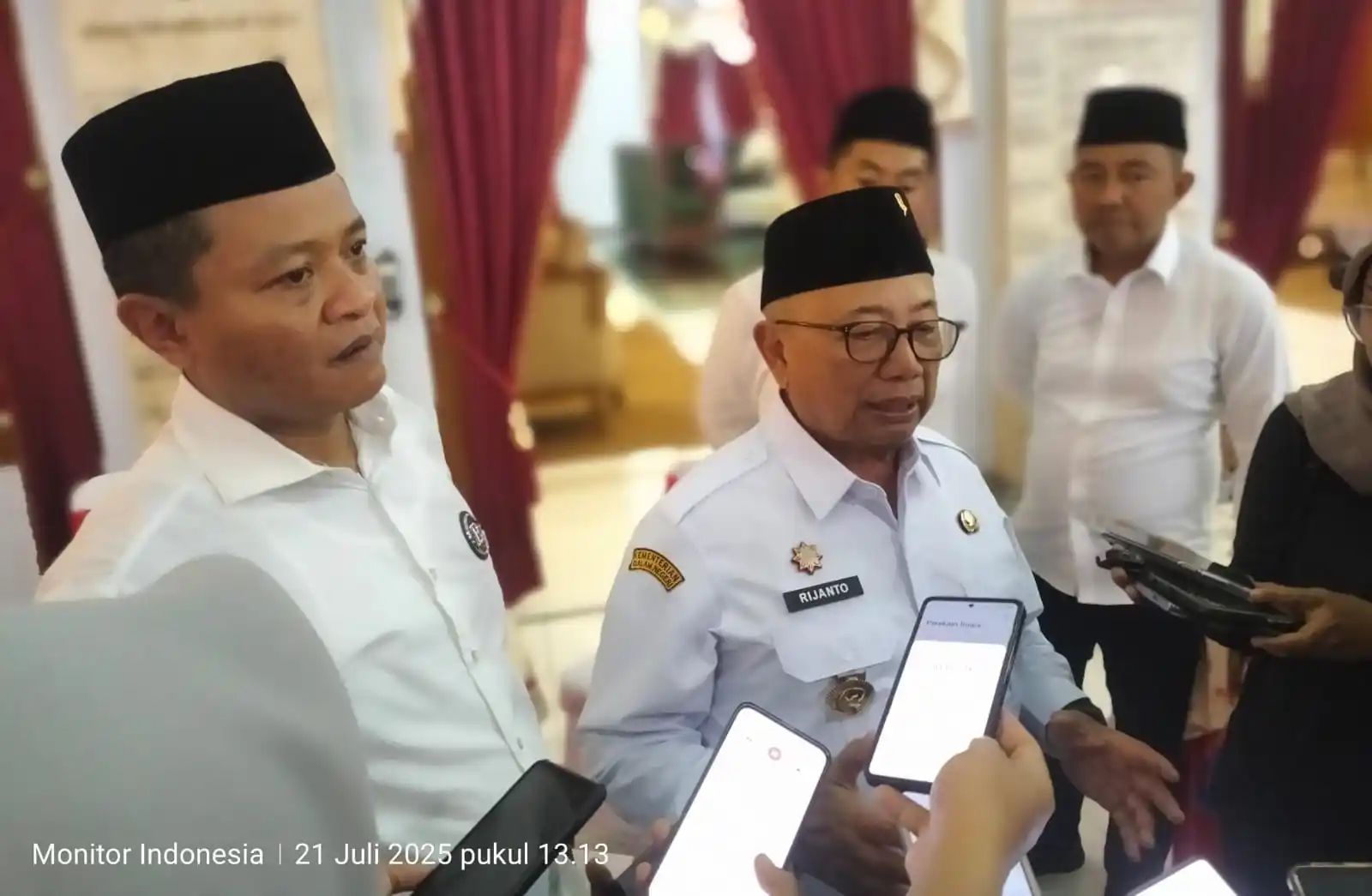 Bupati Rijanto dan Wakil Bupati Beky Herdihansyah, saat menyampaikan keterangan pers. (Foto: Dok/JK-MI)
