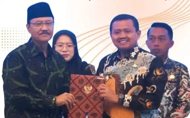 Bupati Sumedang, Dony Ahmad Munir usai penandatanganan perjanjian pakai barang milik daerah bersama Menteri Sosial, Saifullah Yusuf, di Jakarta pada (10/7/2025). (Foto: Tangkapan layar)