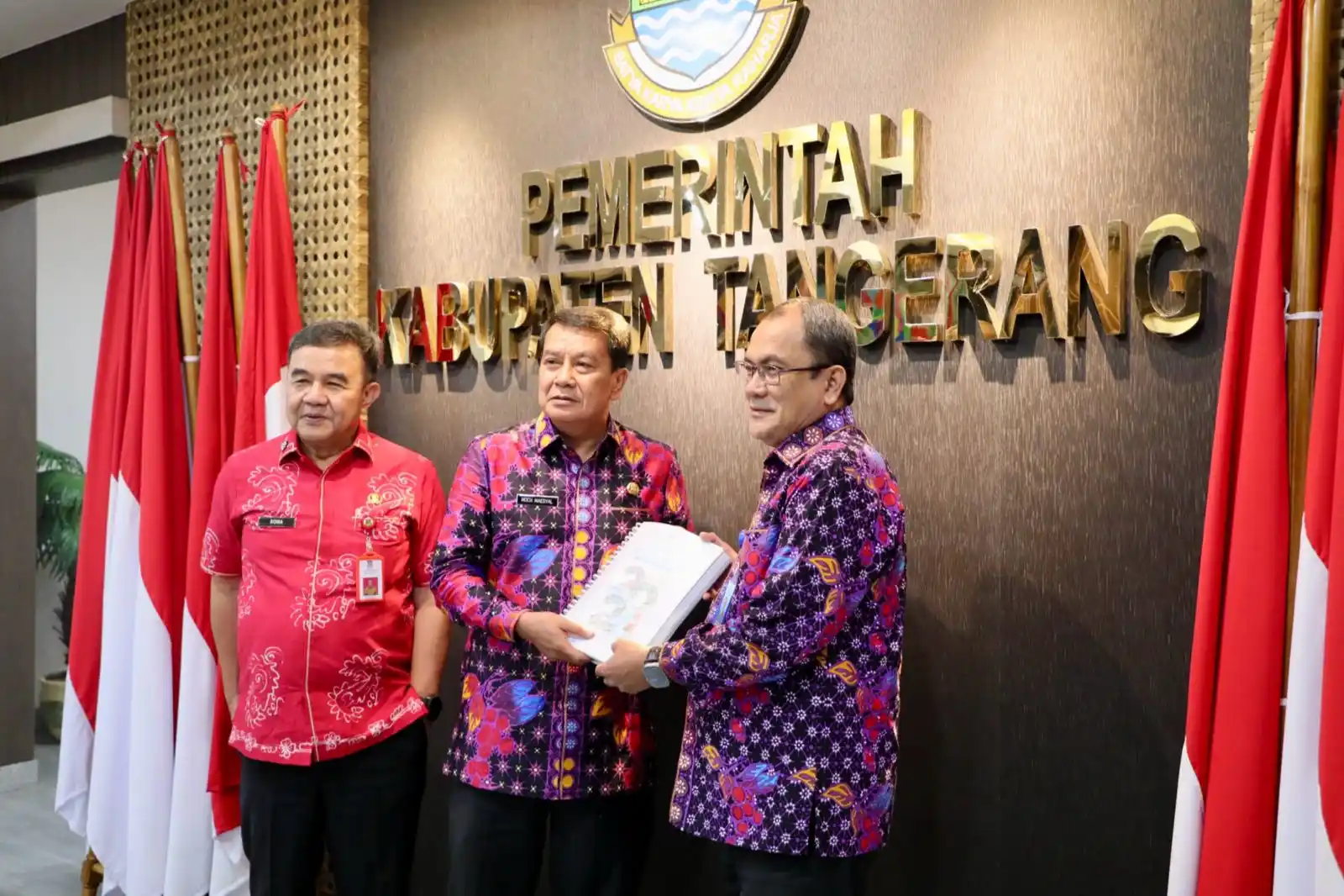 Bupati Tangerang, Maesyal Rasyid (tengah) bersama Dirut PERUMDAM TKR, Sofyan Sapar (kanan) dan Sekda Kab. Tangerang, Soma Atmaja (kiri) (Foto: Ist)