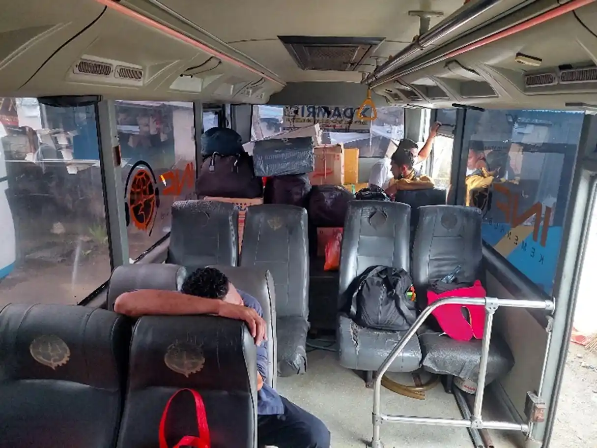 Seorang penumpang sedang tertidur di dalam bus (Foto: Dok MI)