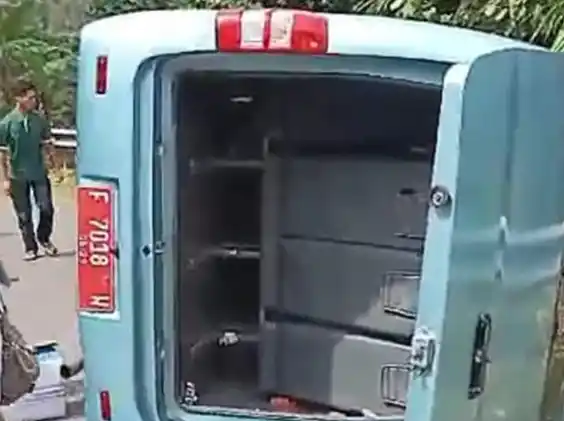 Bus Universitas Suryakancana Cianjur Terguling di Cikidang [Foto: Tangkapan layar]