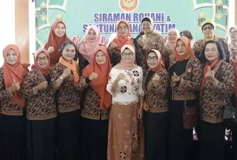 Bupati Blitar Rini Syarifah bersama GOW Kab Blitar, saat acara siraman rohani dan santunan anak yatim (Foto: Dok Kominfo Pemkab Blitar)