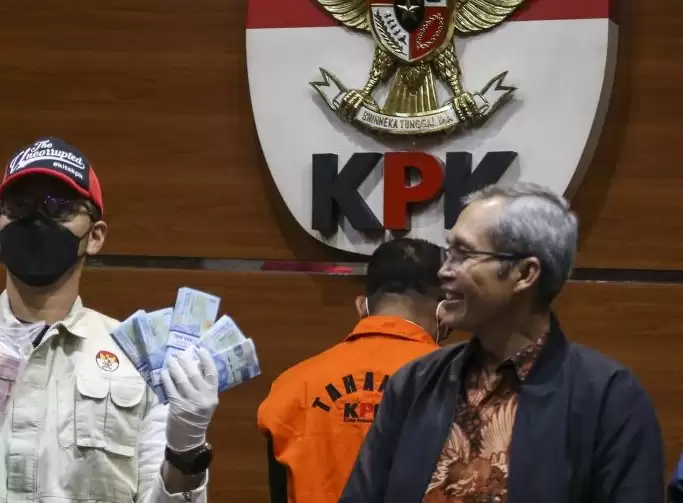 Muhammad Adil mengenakan rompi tahanan KPK (Foto: Dok MI)