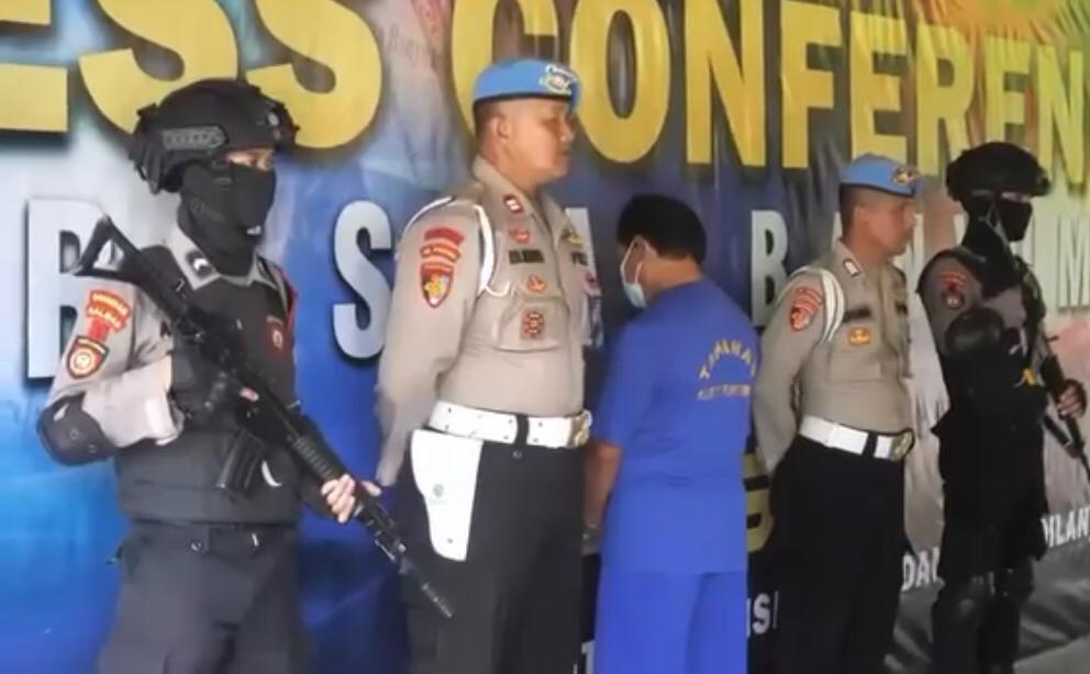 Pemilik wahana jembatan kaca The Geong, Hutan Pinus Limpakuwus, Banyumas, Edi Suseno (63) ditetapkan sebagai tersangka. [Foto: Polresta Banyumas]