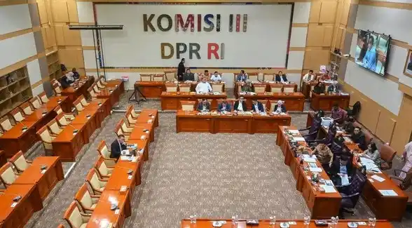 Suasana uji kelayakan dan kepatutan atau fit and proper test calon tunggal Hakim Konstitusi Inosentius Samsul di Komisi III DPR, Kompleks Parlemen, Senayan, Jakarta, Rabu (20/8/2025). Foto: Dok MI/Ant