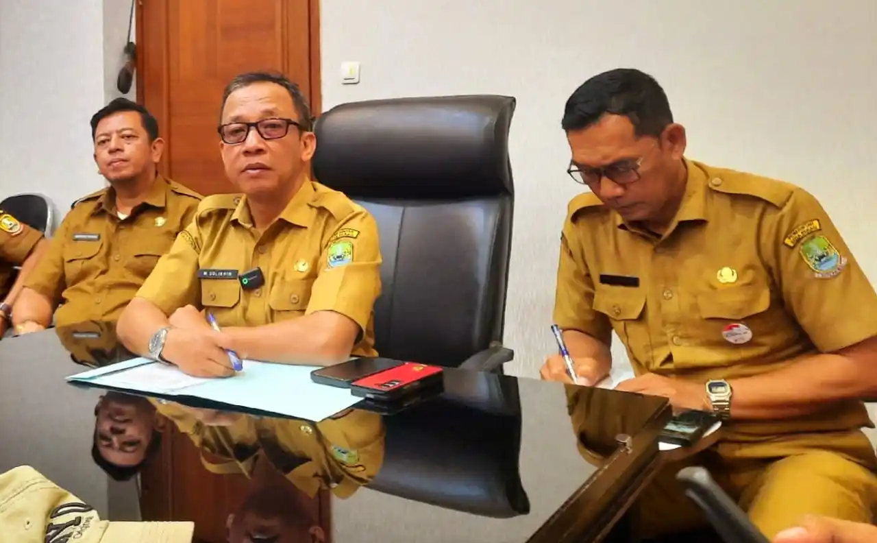 Kepala Badan Pendapatan Daerah Kota Bekasi, Solikhin (tengah) (Foto: Bapenda Kota Bekasi)