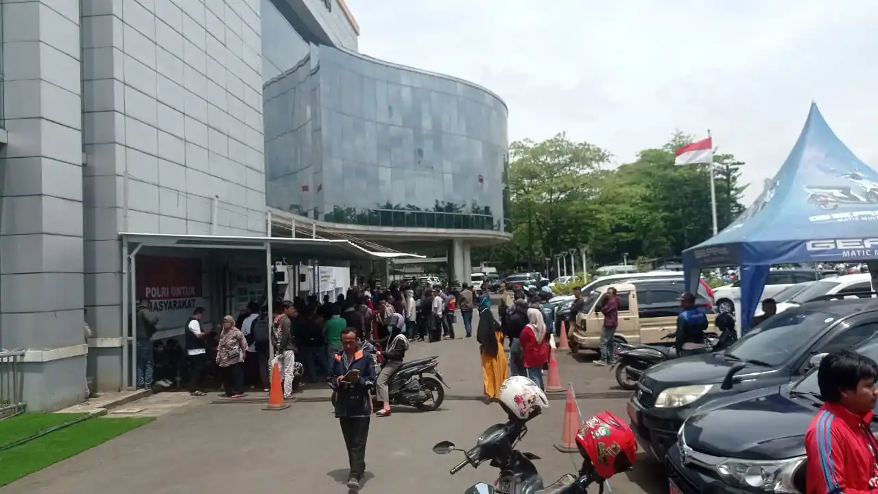 Suasana antrean wajib pajak di depan gudang arsip kendaraan roda dua kantor Samsat Soekarno Hatta, Kota Bandung, Jawa Barat, Senin (24/3/2025). (Foto: Sugiyanto/MI)