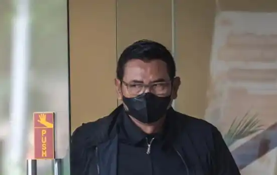 Mantan Wakil Direktur Utama Bank Rakyat Indonesia (BRI) Catur Budi Harto berjalan keluar usai menjalani pemeriksaan di Gedung Merah Putih KPK, Jakarta, Kamis (26/6/2025). Catur Budi Harto diperiksa penyidik KPK sebagai saksi dalam kasus dugaan korupsi terkait pengadaan mesin electronic data capture atau EDC di PT BRI (Persero) yang tejadi pada 2023-2024.