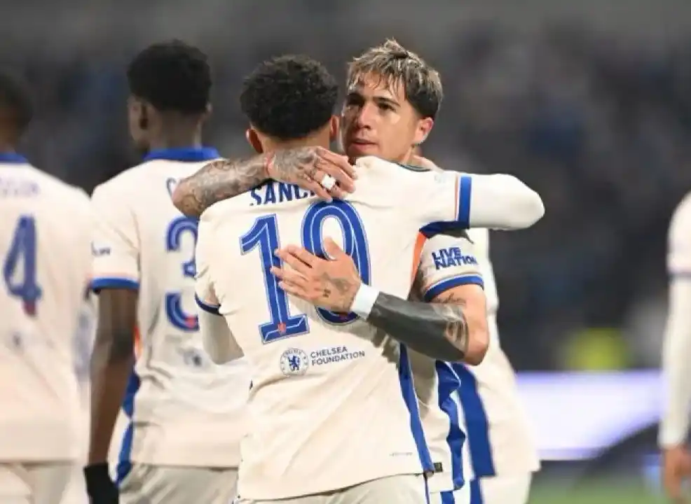 Gelandang serang Chelsea Jadon Sancho (kiri) melakukan selebrasi bersama Enzo Fernandez seusai mencetak gol ke gawang Djurgarden IF dalam leg pertama semifinal Liga Conference di Stadion 3Arena, Stockholm, Swedia, Kamis (1/5/2025) waktu setempat