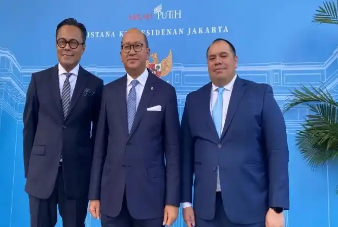Chief Operating Officer (COO) Bidang Operasional Danantara Dony Oskaria (Kiri), Chief Executive Officer (CEO) Danantara Rosan Perkasa Roeslani (Tengah), dan COO bidang Investasi Pandu Patria Sjahrir (Kanan) (Foto: Repro)