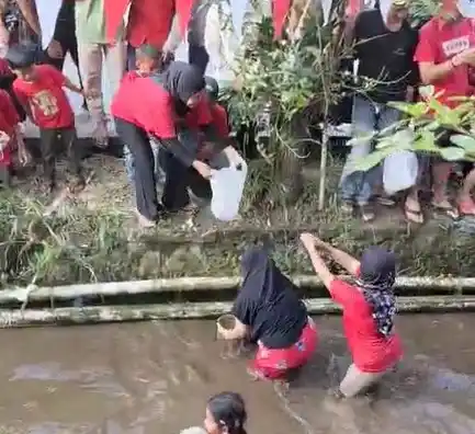 Warga RW  05 Cibalok merayakan peringatan kemerdekaan NKRI dengan memancing dan menangkap ikan di lokasi penaburan 100.000 benih ikan di kali Cibalok-Pandansari-Ciawi- Bogor.