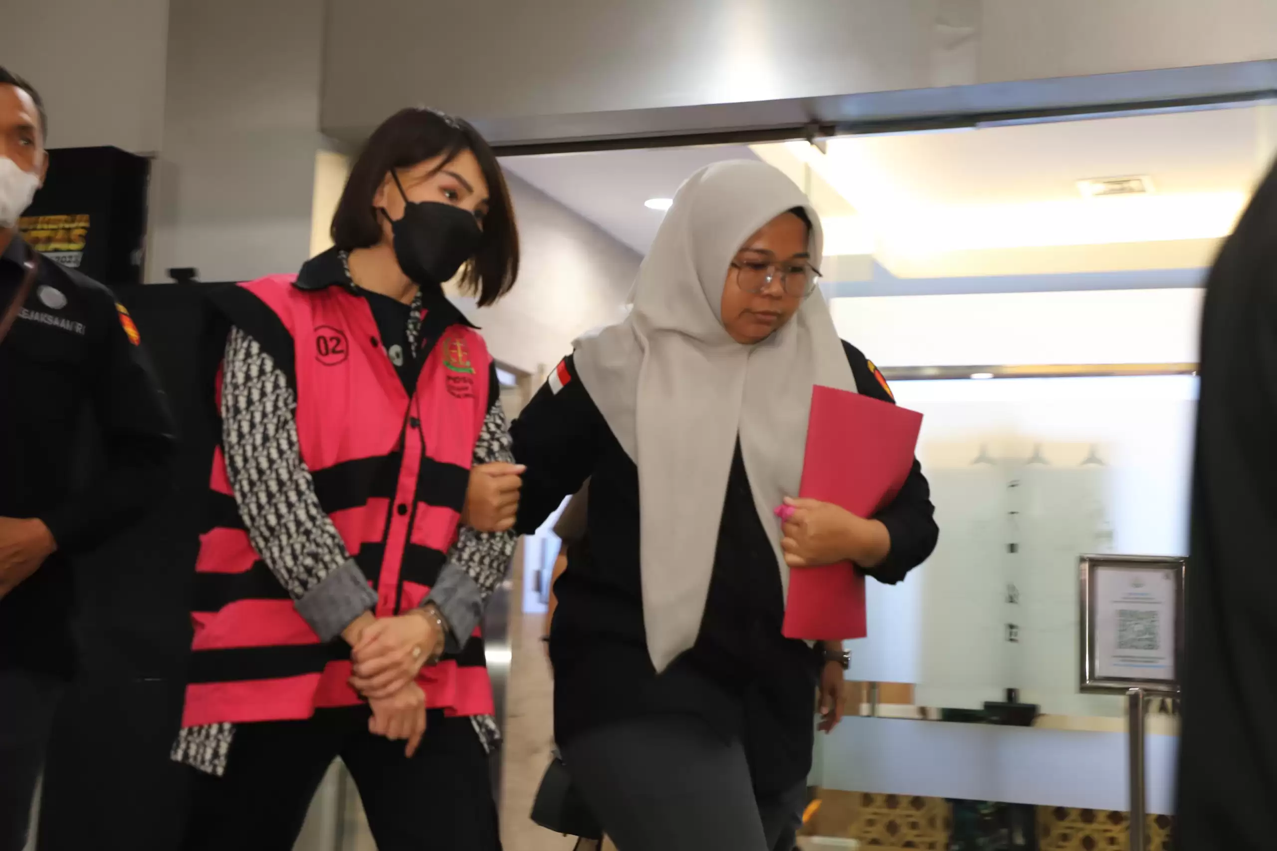 Tersangka ke-15 korupsi timah, crazy rich Helena Lim mengenakan rompi tahanan Kejagung (Foto: Dok MI)