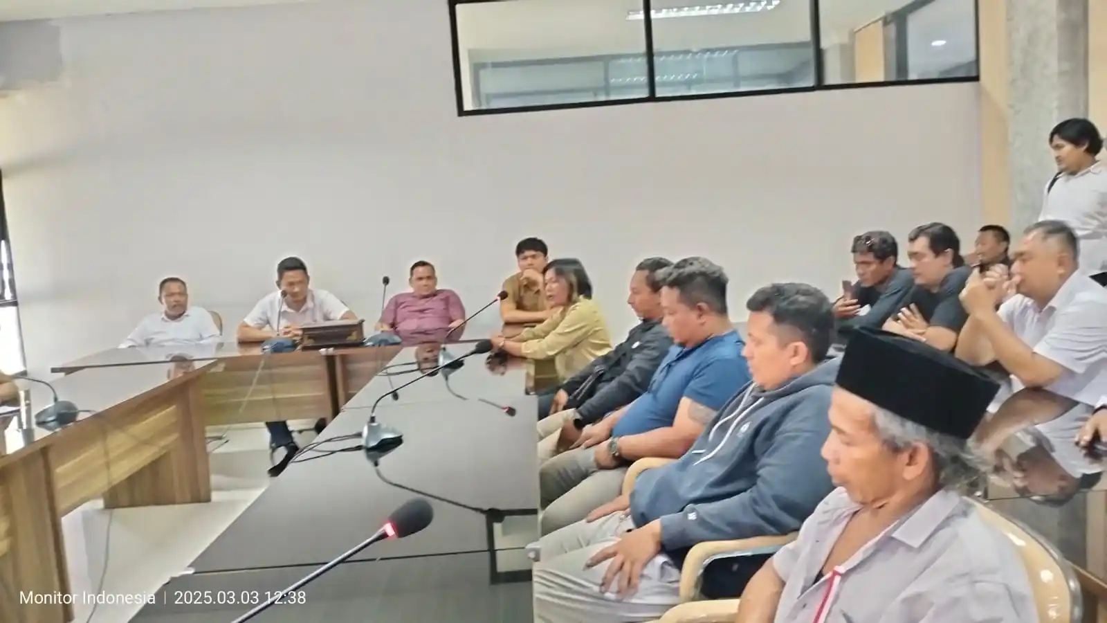 Perwakilan warga saat diterima dan menyampaikan pendapat di Kantor Komisi III DPRD Kabupaten Blitar (Foto: Dok MI/JK)