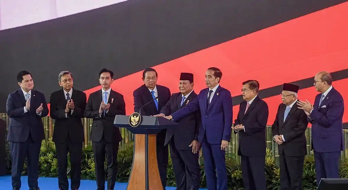 Presiden Prabowo Subianto (kelima kiri) didampingi Wapres Gibran Rakabuming Raka (ketiga kiri) bersama Presiden ketujuh Joko Widodo (keempat kanan), Presiden keenam Susilo Bambang Yudhoyono (keempat kiri), Wapres ke-13 Ma'ruf Amin (kedua kanan), Wapres ke-12 Jusuf Kalla (ketiga kanan), Wapres ke-11 Boediono (kedua kiri), Menteri BUMN Erick Thohir (kiri), serta Menteri Investasi dan Hilirisasi/Kepala Badan Koordinasi Penanaman Modal Rosan Roeslani (kanan) meluncurkan secara simbolis badan pengelola investasi Daya Anagata Nusantara (Danantara) Istana Merdeka, Jakarta Pusat, Senin (24/2/2025).