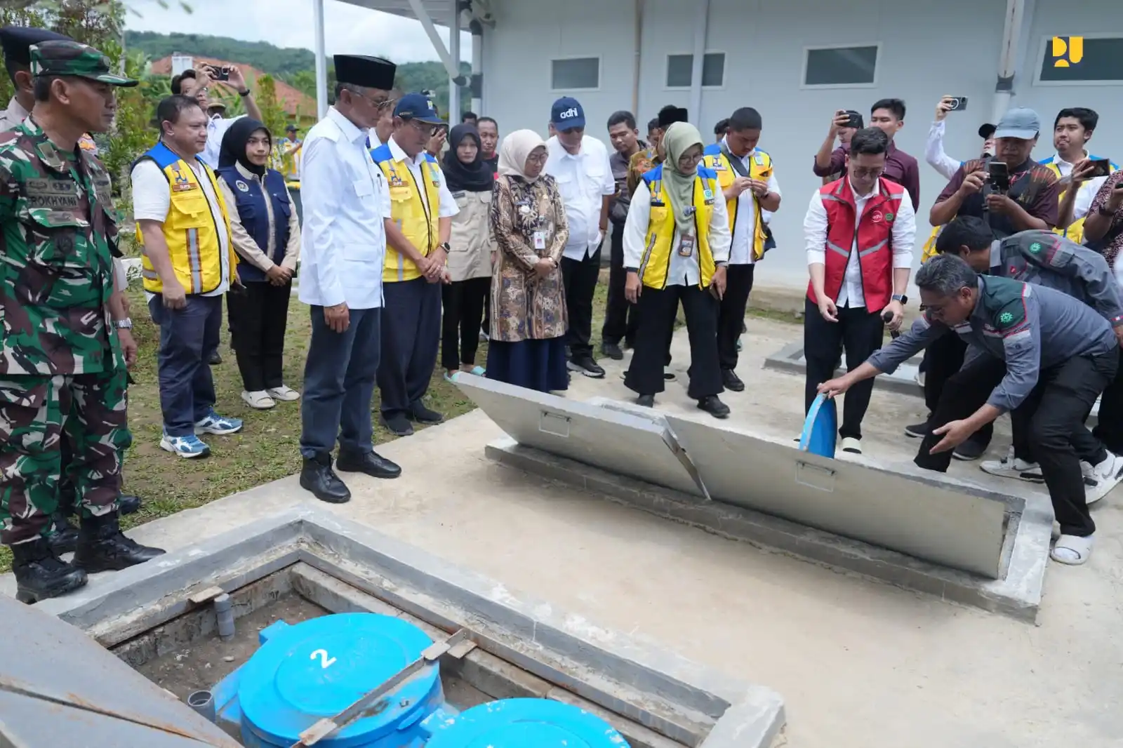 Menteri Pekerjaan Umum, Dody Hanggodo meninjau prototipe dapur BGN di Kebumen, Jawa Tengah (20/11). (Foto: PU)