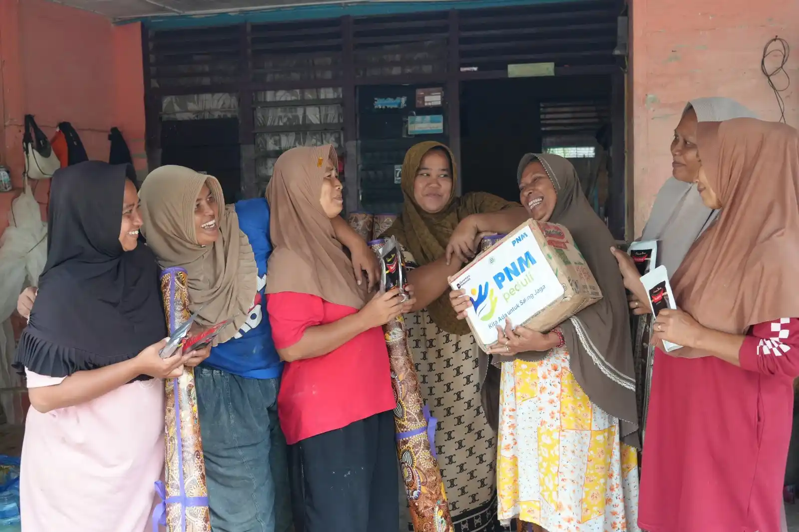 PT Permodalan Nasional Madani (PNM) kembali menyalurkan bantuan kemanusiaan bagi masyarakat terdampak, kali ini dengan melibatkan langsung para nasabahnya, Senin (29/12/2025) (Foto: Dok PNM)