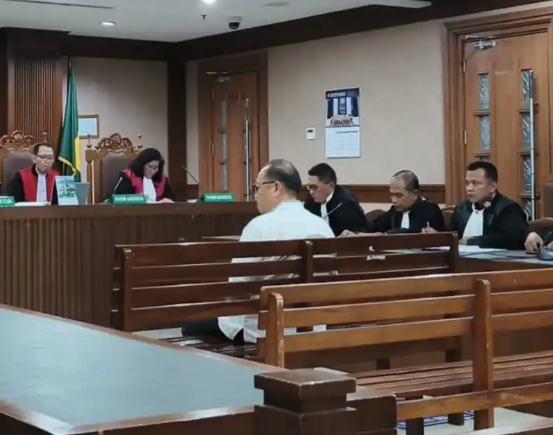 Pemilik BJU Group, Hendarto saat menjalani sidang pembacaan surat dakwaan kasus dugaan korupsi pembiayaan LPEI di Pengadilan Tipikor Jakarta Pusat, Senin (26/1/2026). (Foto: Dok MI)