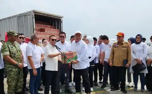 Pimpinan DPR RI melepas bantuan untuk masyarakat terdampak bencana banjir di Sumatera. Bantuan yang ada dikirim menggunakan pesawat. Pengiriman bantuan dilakukan di Bandara Halim Perdanakusuma, Jakarta Timur, Minggu (30/11/2025)