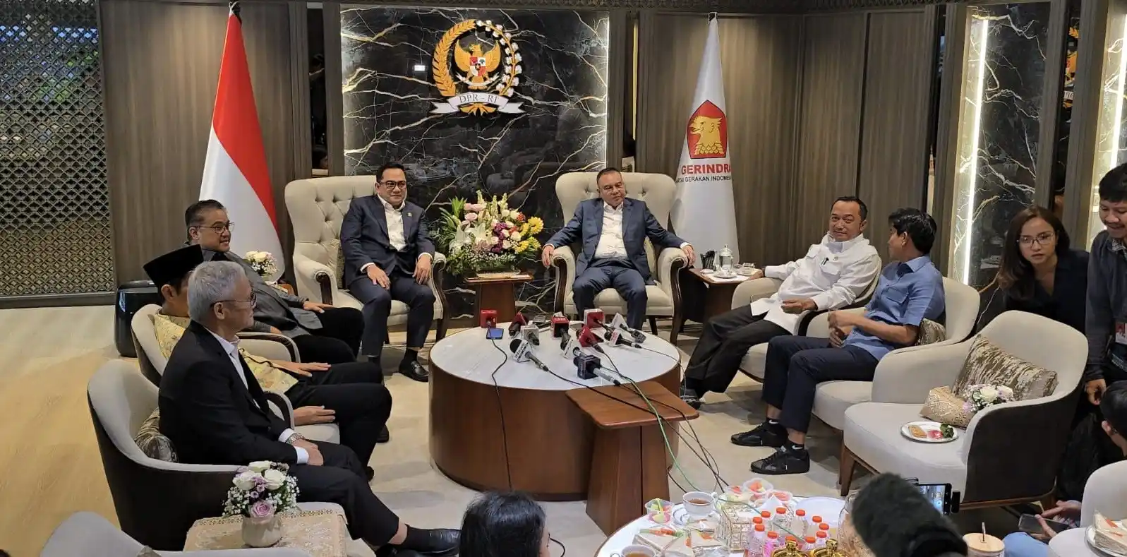 Pimpinan DPR RI bersama pimpinan Komisi II DPR RI menggelar pertemuan terkait UU Pemilu dan isu kepala daerah yang dipilih DPRD di ruang pimpinan DPR RI, Jakarta, Senin (19/1/2026)