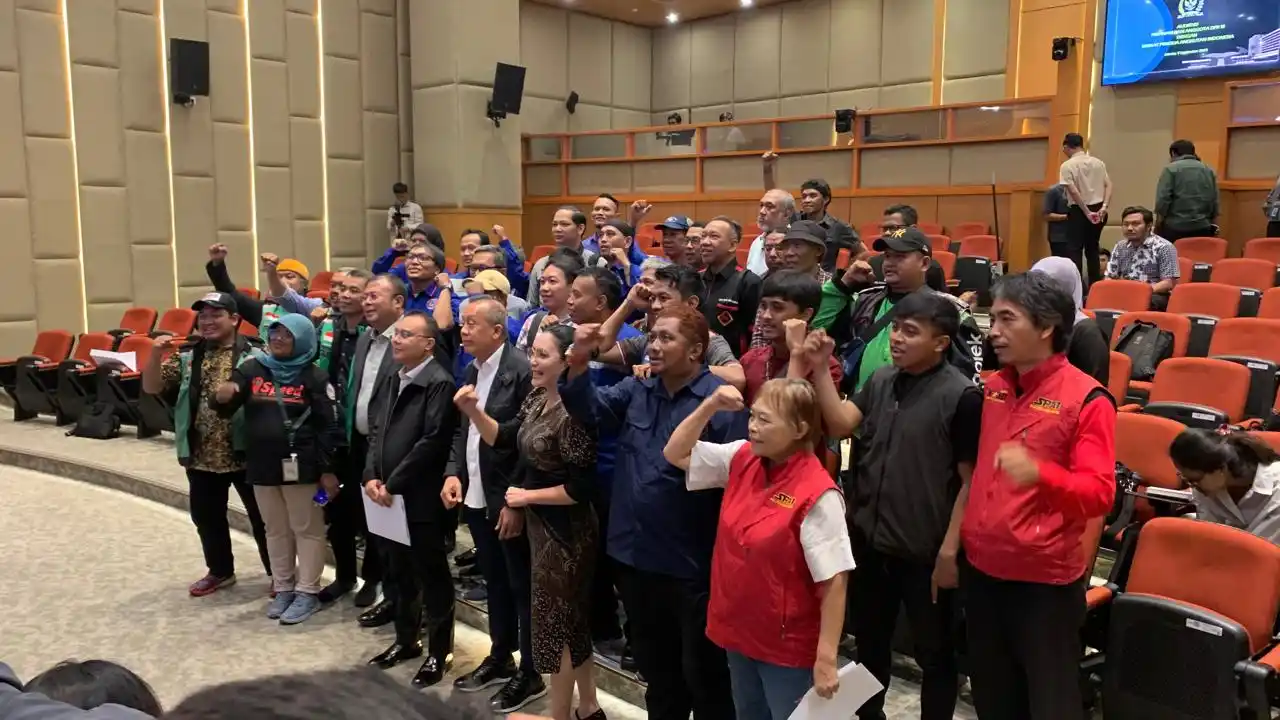 Pimpinan DPR RI menerima Serikat Pekerja Online di Gedung DPR RI, Jakarta, Selasa (9/9). (Foto: Zul Sikumbang)