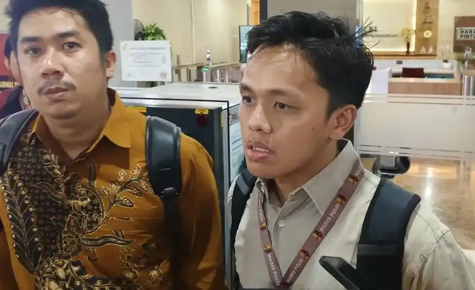 Peneliti ICW Tibiko Zabar (kanan) dan Direktur LBH Jakarta Fadhil Al Fathan (kiri) usai melapor ke Bareskrim Polri, Jakarta, Senin (13/1/2025) (Foto: Dok MI/Ant)