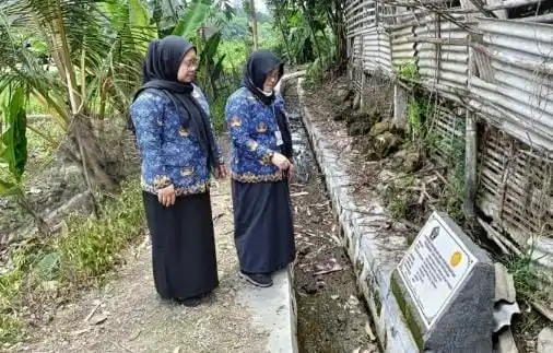 Tim monitoring Koordinator Sumber Daya Alam Biro Perekonomian Setda Provinsi Jatim, saat melakukan pengecekan di Desa Mandesan, Kecamatan Selopuro (Foto: Dok DKPP)