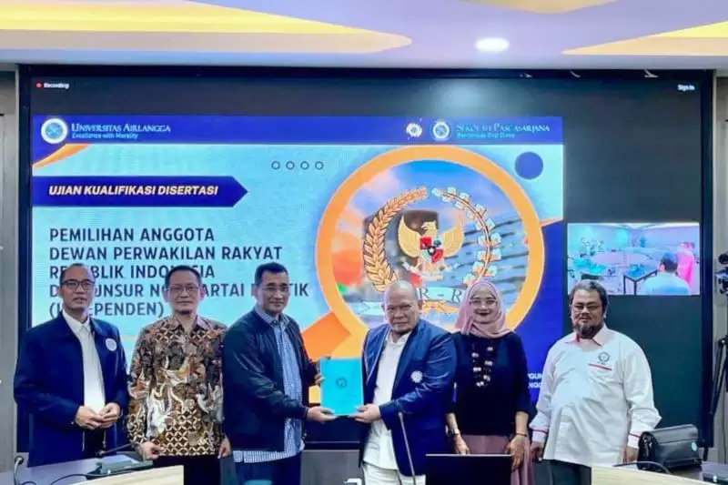 Ketua DPD RI, AA LaNyalla Mahmud Mattalitti usai menjalani ujian kualifikasi disertasi Program Doktoral Hukum dan Pembangunan di Universitas Airlangga Surabaya, Kamis (28/3/2024). [Foto: Doc. DPD RI]