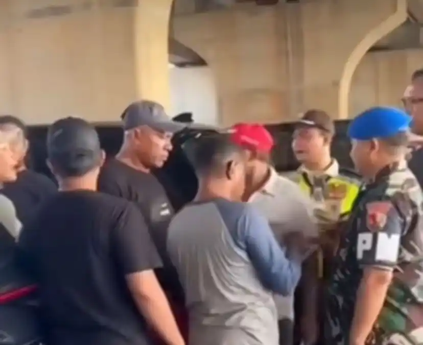 Debt Collector Rampas Kendaraan di Stasiun Whoosh Halim [Foto: Tangkapan layar/@infojaksel.id]