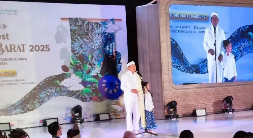 Gubernur Jawa Barat Dedi Mulyadi memberikan sambutan dalam Sunda Karsa Fest: Pekan Kerajinan Jawa Barat 2025 di salah satu hotel Bandung, Jumat (18/7/2025).