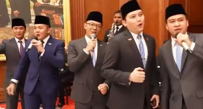 Menteri Luar Negeri Sugiono, Sekretaris Kabinet Teddy Indra Wijaya dan tiga sekretaris pribadi Presiden RI Prabowo Subianto, menyanyikan bersama lagu Kuch Kuch Hota Hai di kediaman kenegaraan Presiden India Droupadi Murmu, di Rashtrapati Bhavan, New Delhi, India, Sabtu (25/1/2025). [Foto: Istimewa]