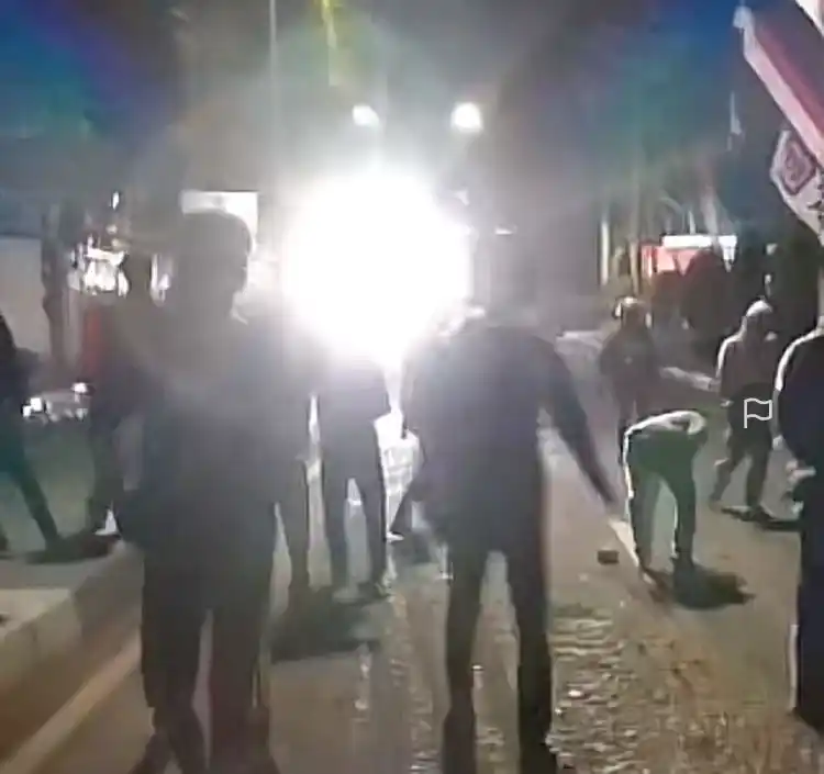 Unjuk rasa Aliansi Bone Bersatu untuk menolak kenaikan PBB-P2 sebesar 300 persen pada Selasa (19/8/2025) berakhir ricuh. (Foto: Dok MI/Aswan)