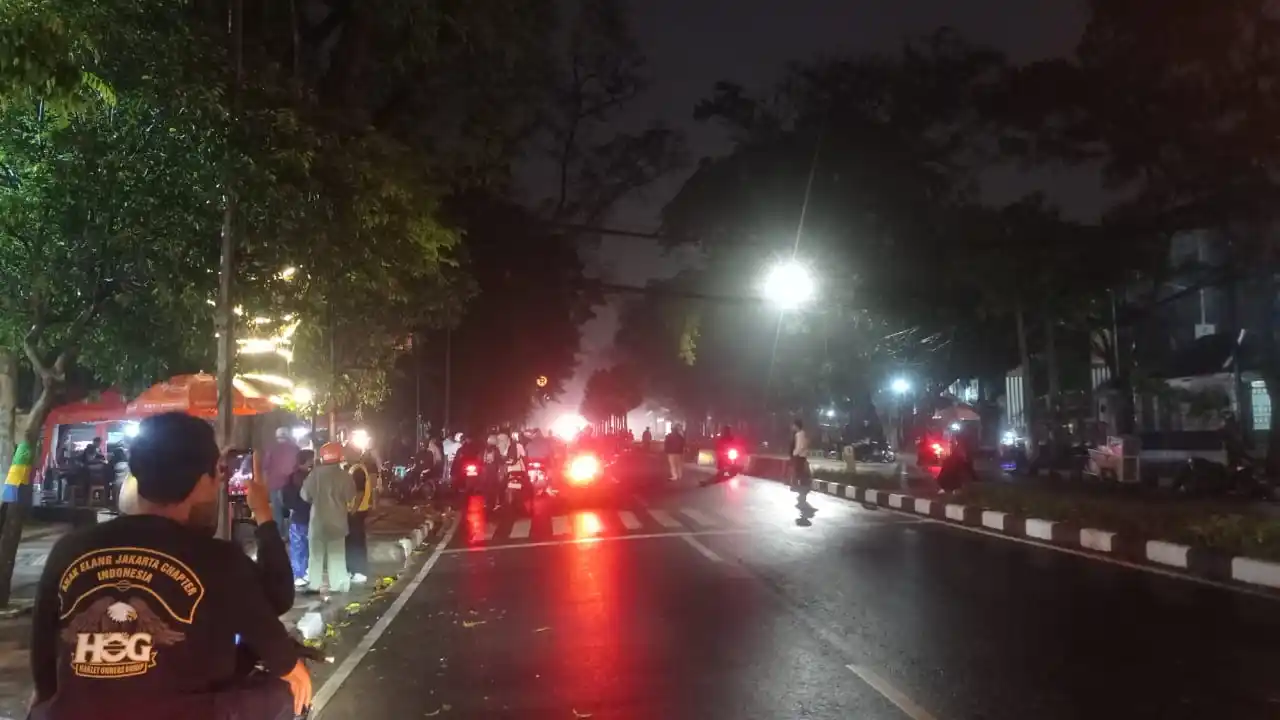 Kondisi massa demonstran saat dipukul mundur oleh aparat kepolisian pada Sabtu (30/8/2025) malam. (Foto: MI/Sugiyanto)