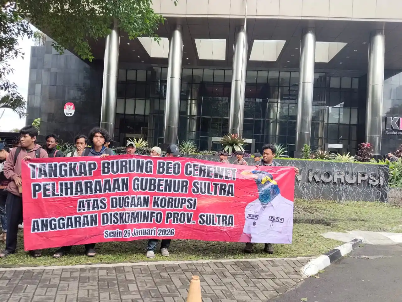 Aliansi Pemuda dan Pelajar (AP2) Indonesia menggelar demonstrasi di depan Gedung Komisi Pemberantasan Korupsi (KPK) RI, Rabu (4/2/2026), menuntut pemeriksaan segera terhadap mantan Kepala Dinas Komunikasi dan Informatika (Kadis Kominfo) Sultra berinisial RB. (Foto: Dok MI)